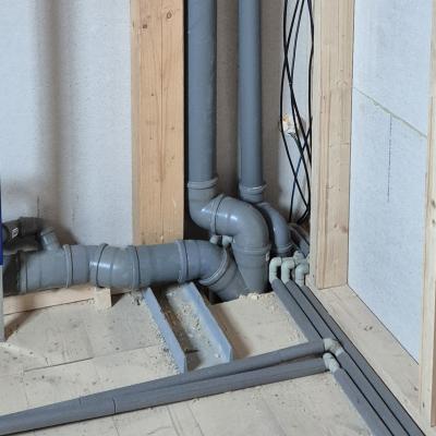 Rozvody vody v roubence ve Zdislavě